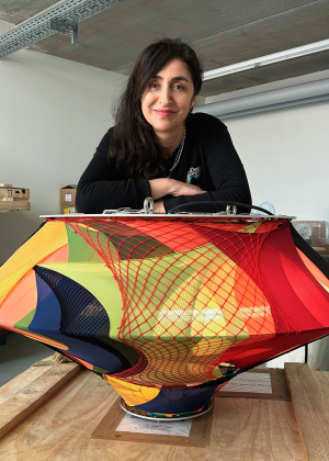 Portraet Nevin Aladag mit der Arbeit Color Floating  2025 VG Bild Kunst Bonn Fotonachweis Studio Nevin Aladag